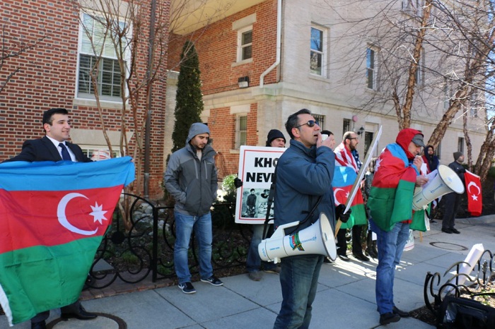 Une manifestation devant l’ambassade d’Arménie à Washington